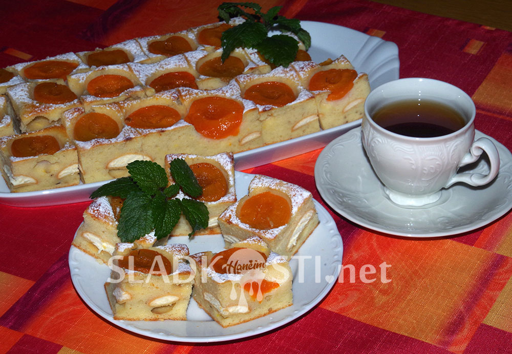 Tvarohovo banánový koláč s piškoty a meruňkami