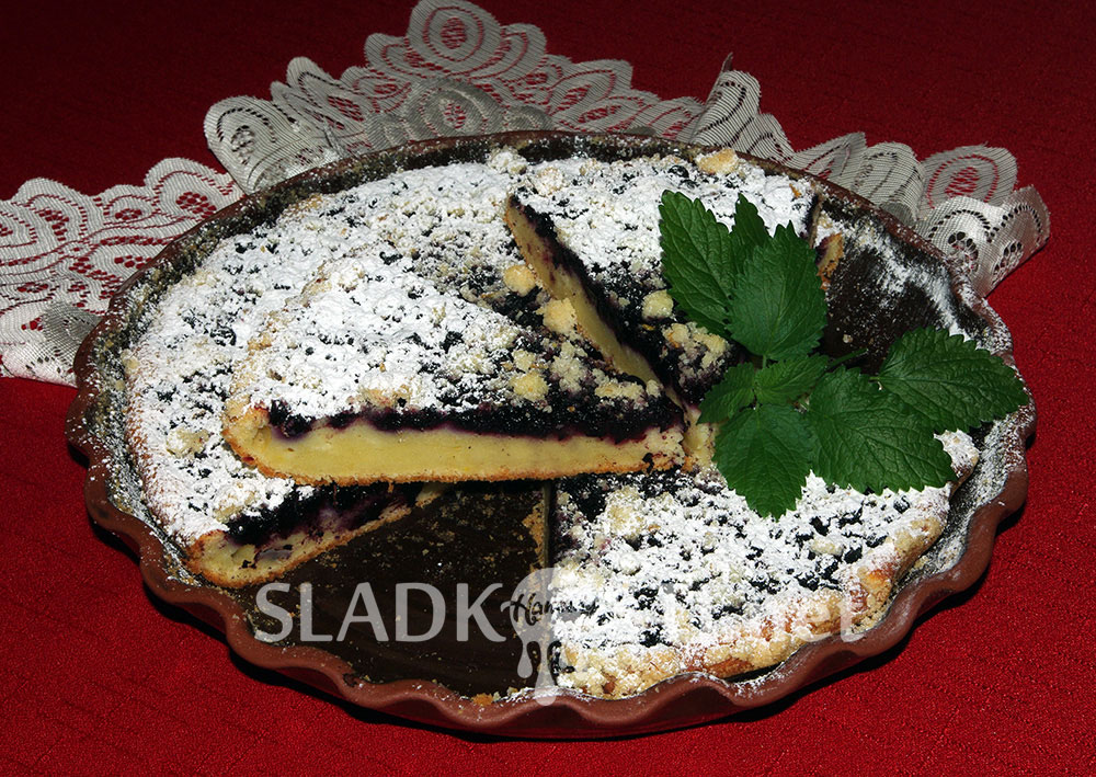 Tvarohový koláč s borůvkami a drobenkou