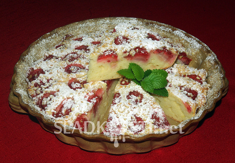 Tvarohový koláč s mandlemi a jahodami
