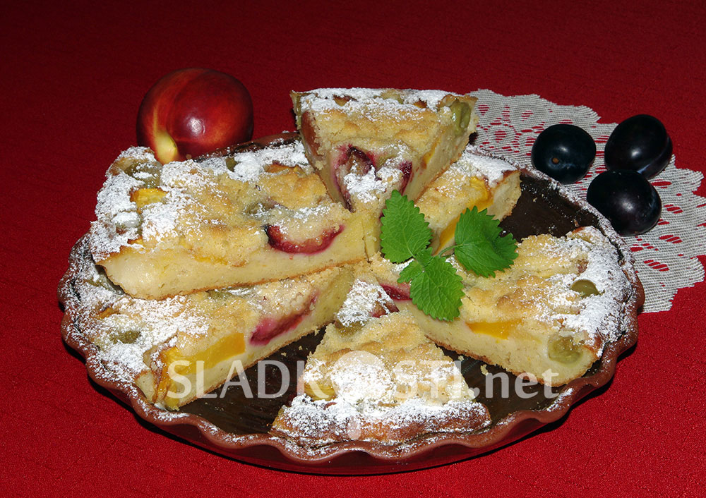 Tvarohový koláč s ovocem a drobenkou