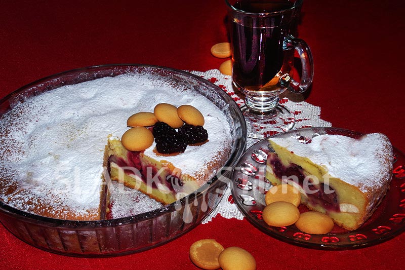 Tvarohový koláč s ovocem a piškoty
