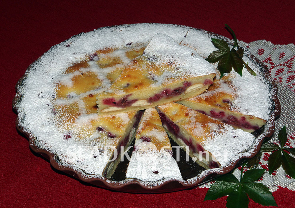 Tvarohový koláč s piškoty a malinami