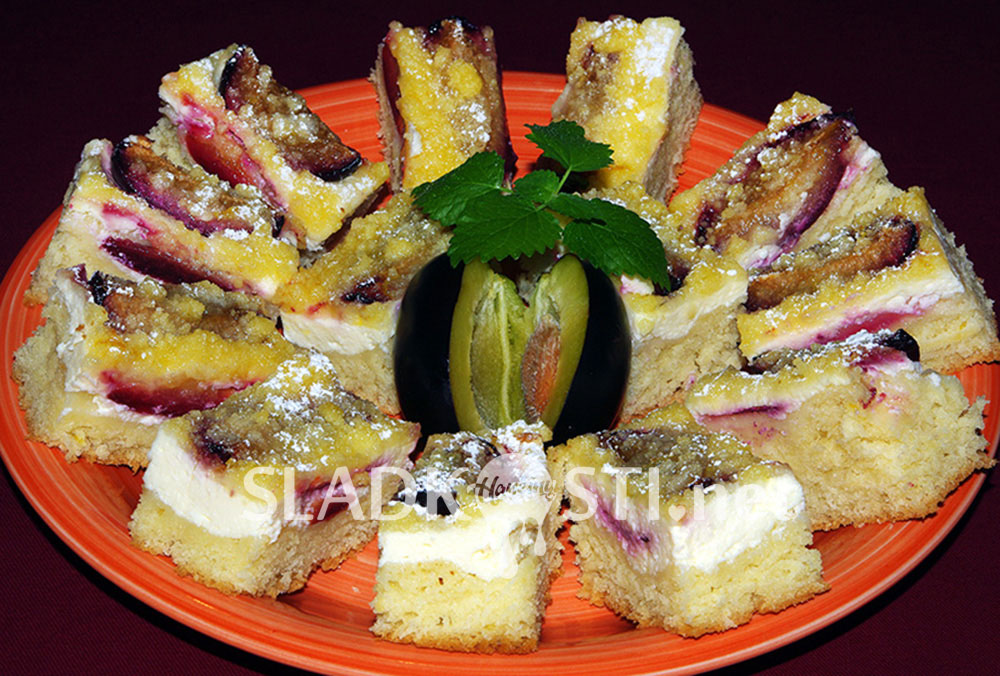 Tvarohový koláč se švestkami