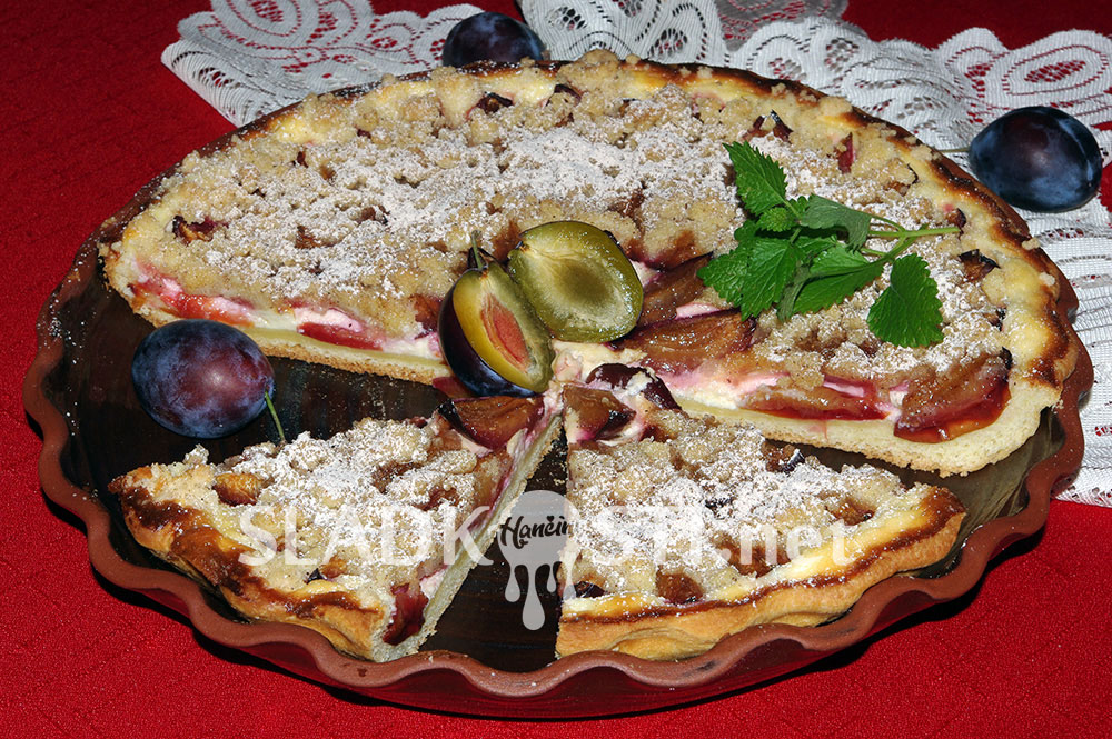 Tvarohový koláč se švestkami a drobenkou