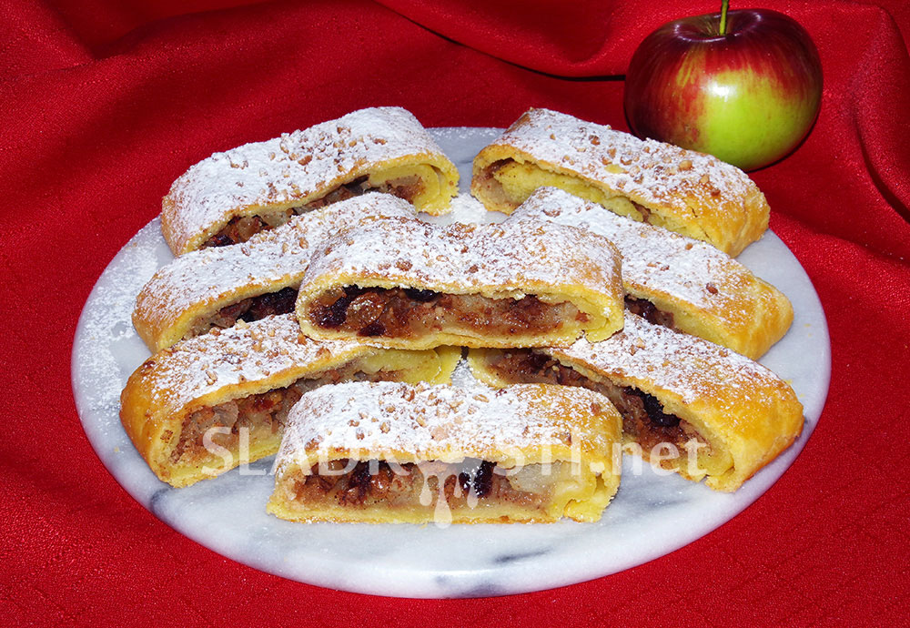 Tvarohový závin s jablky a oříšky