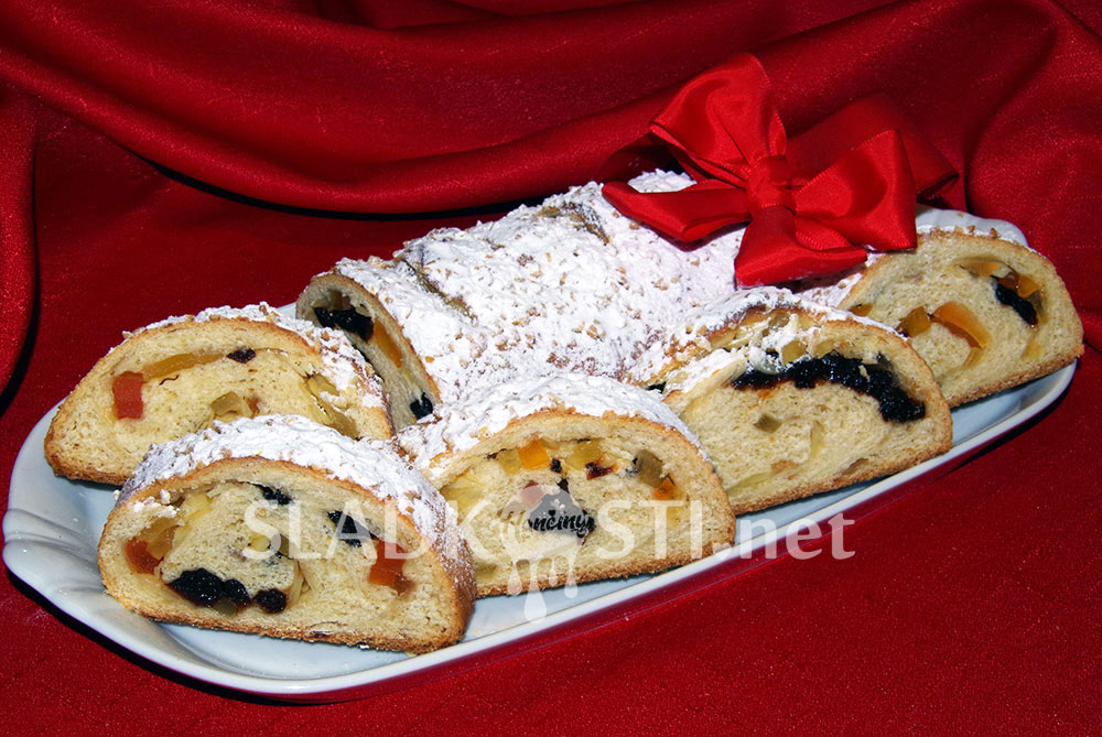 Vánoční závin s ovocem a marcipánem