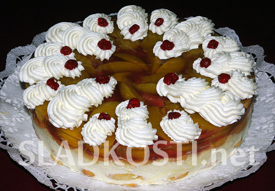 Piškotový dort tvarohový s broskvemi